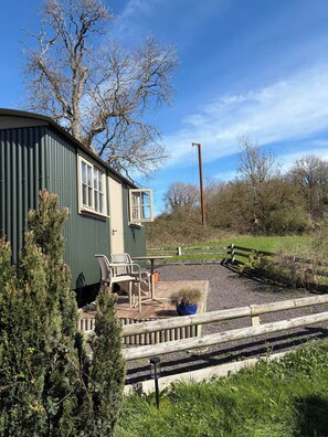 Outdoor dining - Willow / Luxury Shepherd's Hut with Epic Somerset views (Radstock)