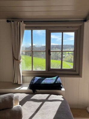 Interior - Willow / Luxury Shepherd's Hut with Epic Somerset views (Radstock)