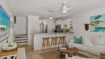 Casa, varias camas (Casa Azul- Blue Mountain Beach) | Área de sala de estar