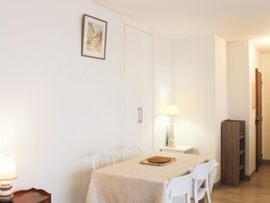 Dining - A charming retreat just outside Paris (Vincennes)