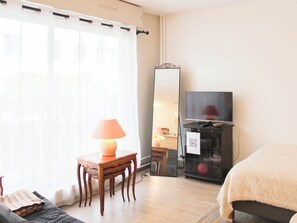 Een strijkplank/strijkijzer, wifi, beddengoed