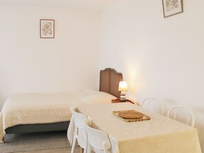 Room - A charming retreat just outside Paris (Vincennes)