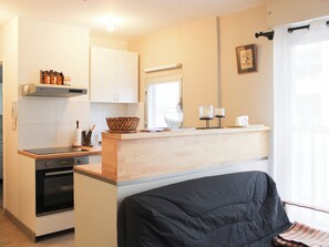 Private kitchen - A charming retreat just outside Paris (Vincennes)