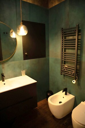 Dusche, Haartrockner, Bidet, Handtücher