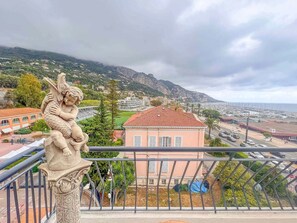 Property grounds - Nice, quiet 2P refurbished with terrace and side sea view (Menton)