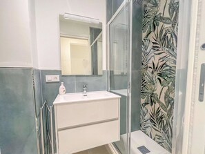 Bathroom - Vrbo Property (Menton)