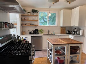 Microwave, oven, stovetop, dishwasher - Downtown Mill Valley Vintage Spanish Villa with Beautiful Garden (Mill Valley)