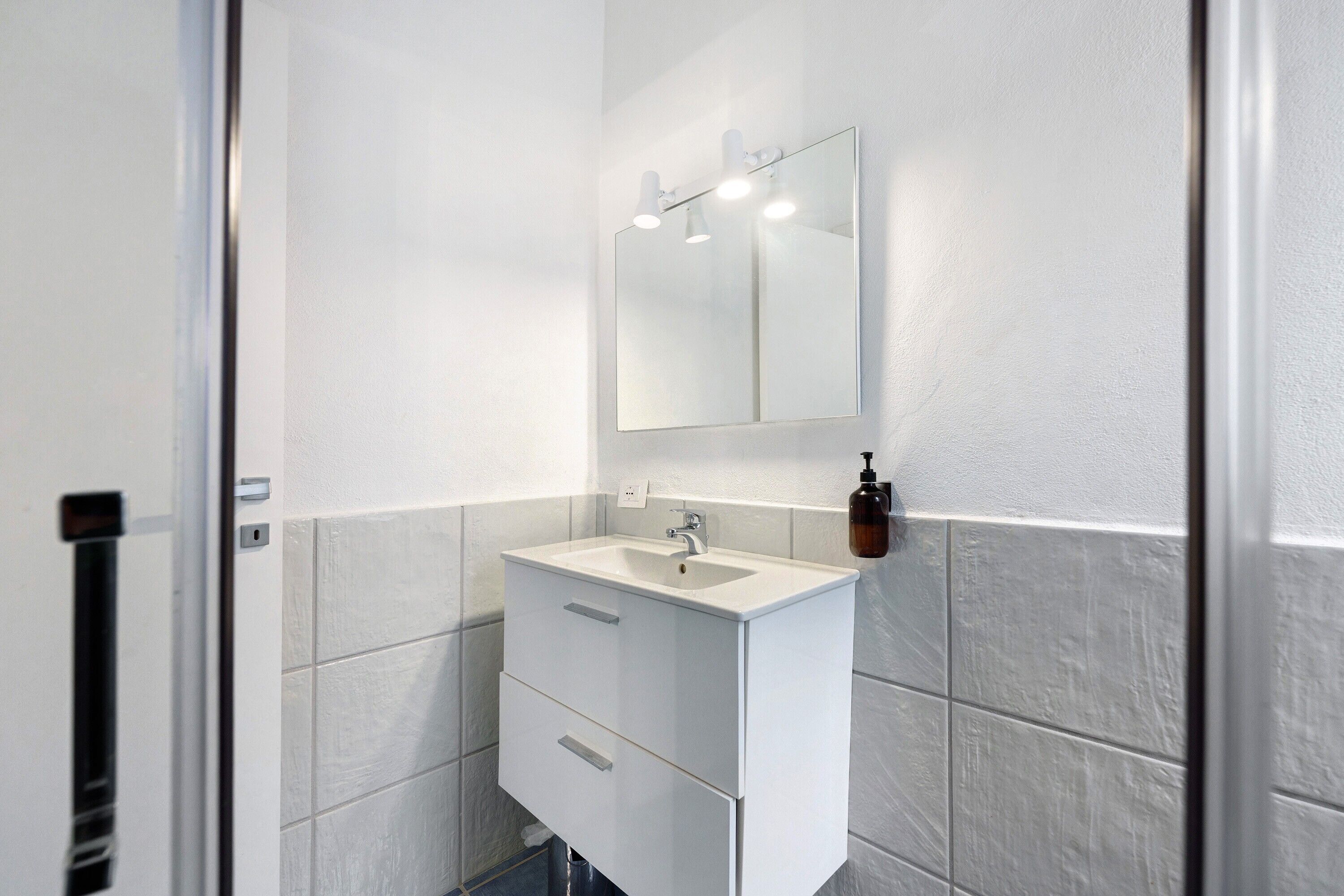 Douche, sèche-cheveux, serviettes fournies