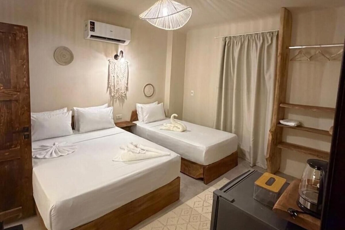 Classic Triple Room | Meja, ruang kerja komputer riba, kalis bunyi, seterika/papan seterika 