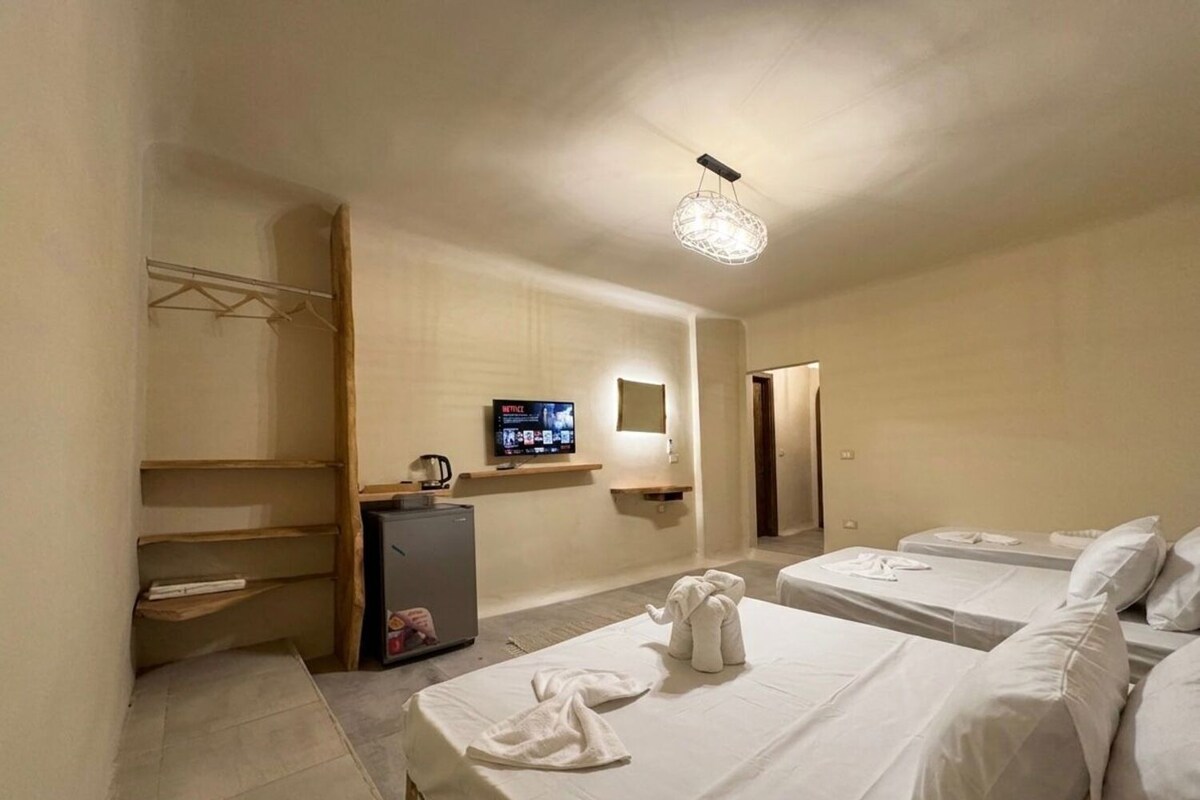 Comfort Quadruple Room | Meja, ruang kerja komputer riba, kalis bunyi, seterika/papan seterika 