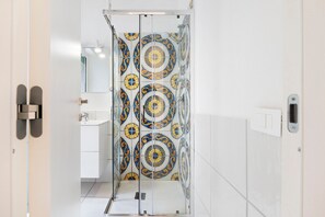 Shower, hair dryer, towels - La Vesuviana – Standard Room 1 with Balcony, Wi-Fi, and Air Conditioning (Castellammare di Stabia)
