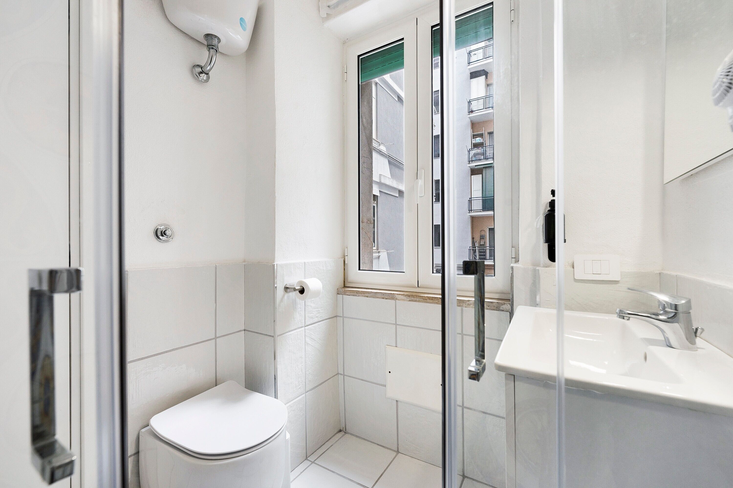 Een douche, een haardroger, handdoeken