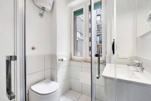 Shower, hair dryer, towels - La Vesuviana – Standard Room 1 with Balcony, Wi-Fi, and Air Conditioning (Castellammare di Stabia)