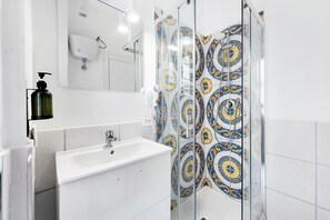 Douche, sèche-cheveux, serviettes fournies