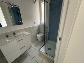 Bathroom - La Vesuviana – Standard Room 1 with Balcony, Wi-Fi, and Air Conditioning (Castellammare di Stabia)