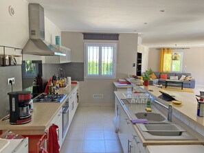 Fridge, microwave, oven, stovetop - Villa Clauzet Provence, private fenced pool, enclosed garden, air conditioning (Saint-Nazaire)