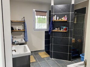 Hair dryer, towels, toilet paper - Villa Clauzet Provence, private fenced pool, enclosed garden, air conditioning (Saint-Nazaire)