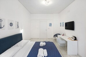 1 bedroom, iron/ironing board, WiFi, bed sheets - La Vesuviana – Superior Room 3 with Balcony, Wi-Fi, and Air Conditioning (Castellammare di Stabia)
