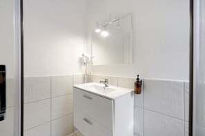 A bathroom with a white sink, mirror, and two drawers. - La Vesuviana – Superior Room 3 with Balcony, Wi-Fi, and Air Conditioning (Castellammare di Stabia)