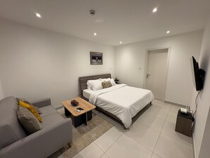 1 habitación, tabla de planchar con plancha, wifi y ropa de cama 