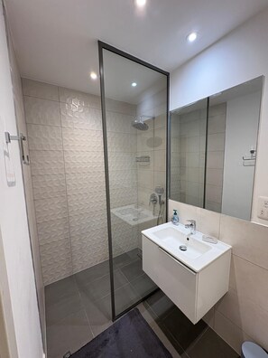 Bathroom - Executive Studio at Bantree, 10minutes from Airport (Accra)