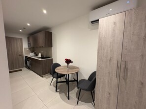 Dining - Executive Studio at Bantree, 10minutes from Airport (Accra)