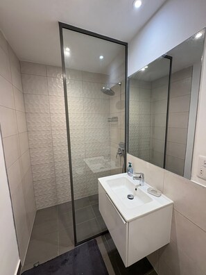 Dusche, Handtücher, Seife, Toilettenpapier