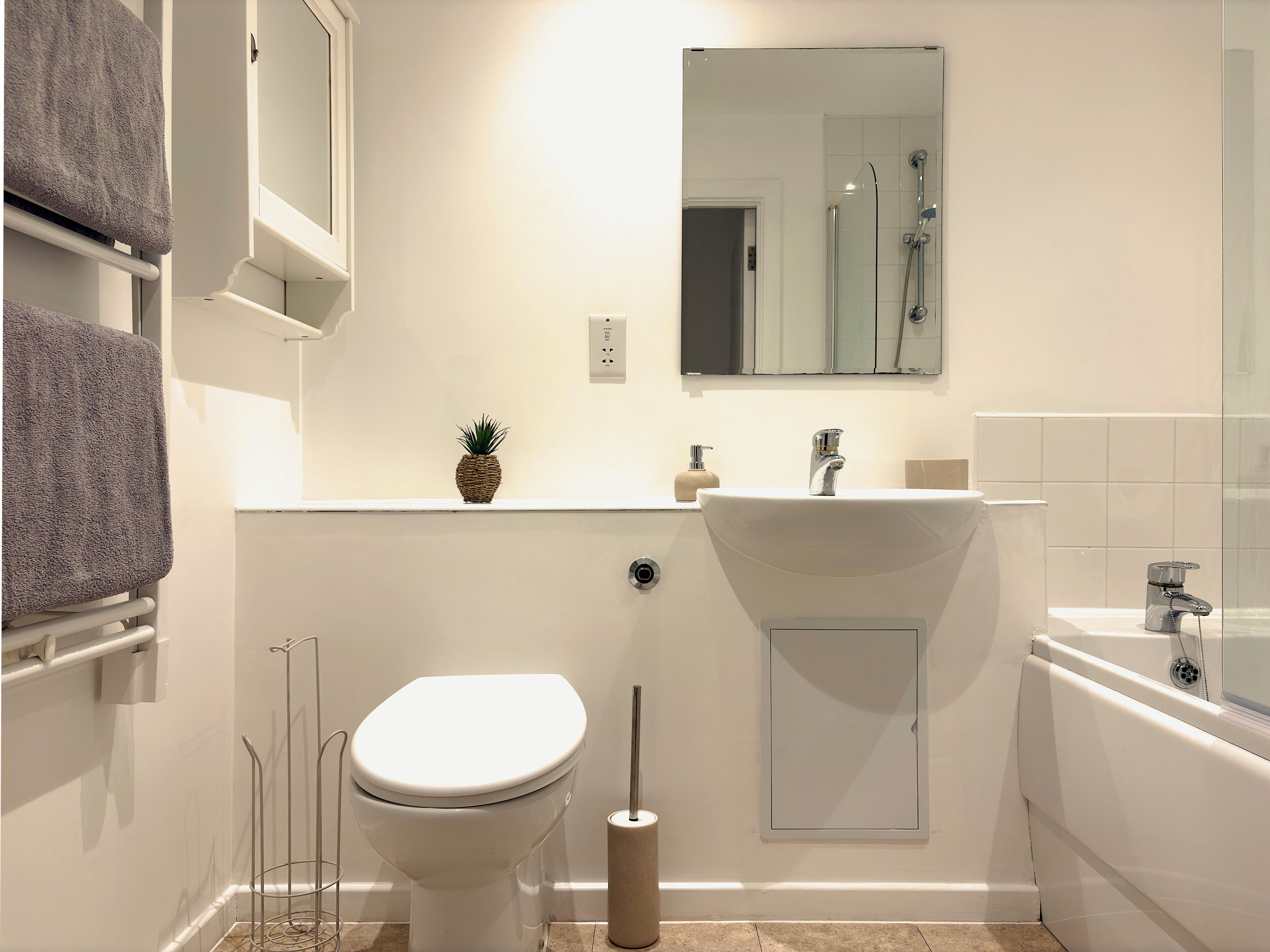 Un bagno con il water, un lavandino e una doccia.