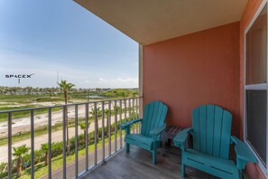 Property grounds - Stylish 1BR Condo, SpaceX Launch Views, Pool & Hot Tubs, 3 Min Walk to Beach (South Padre Island)