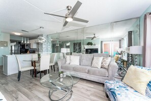 TV - Stylish 1BR Condo, SpaceX Launch Views, Pool & Hot Tubs, 3 Min Walk to Beach (South Padre Island)