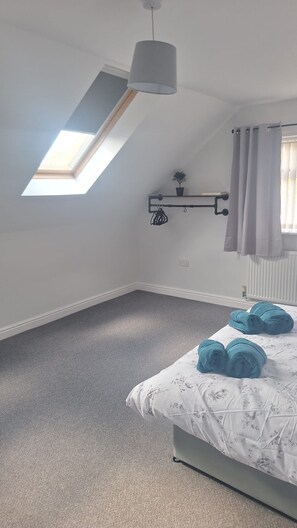 Room - Modern large four bedroomed detached home (Toton)