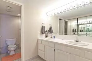 Hair dryer, towels - Gated beachfront 2BR condo on the 7th floor with stunning Gulf & bay views! (South Padre Island)
