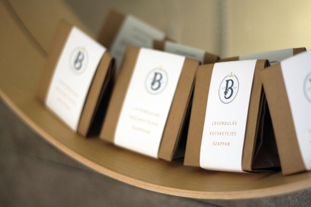 Una hilera de cajas marrones con etiquetas blancas, cada una con un logotipo y texto.
