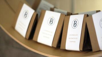 Una hilera de cajas marrones con etiquetas blancas, cada una con un logotipo y texto.