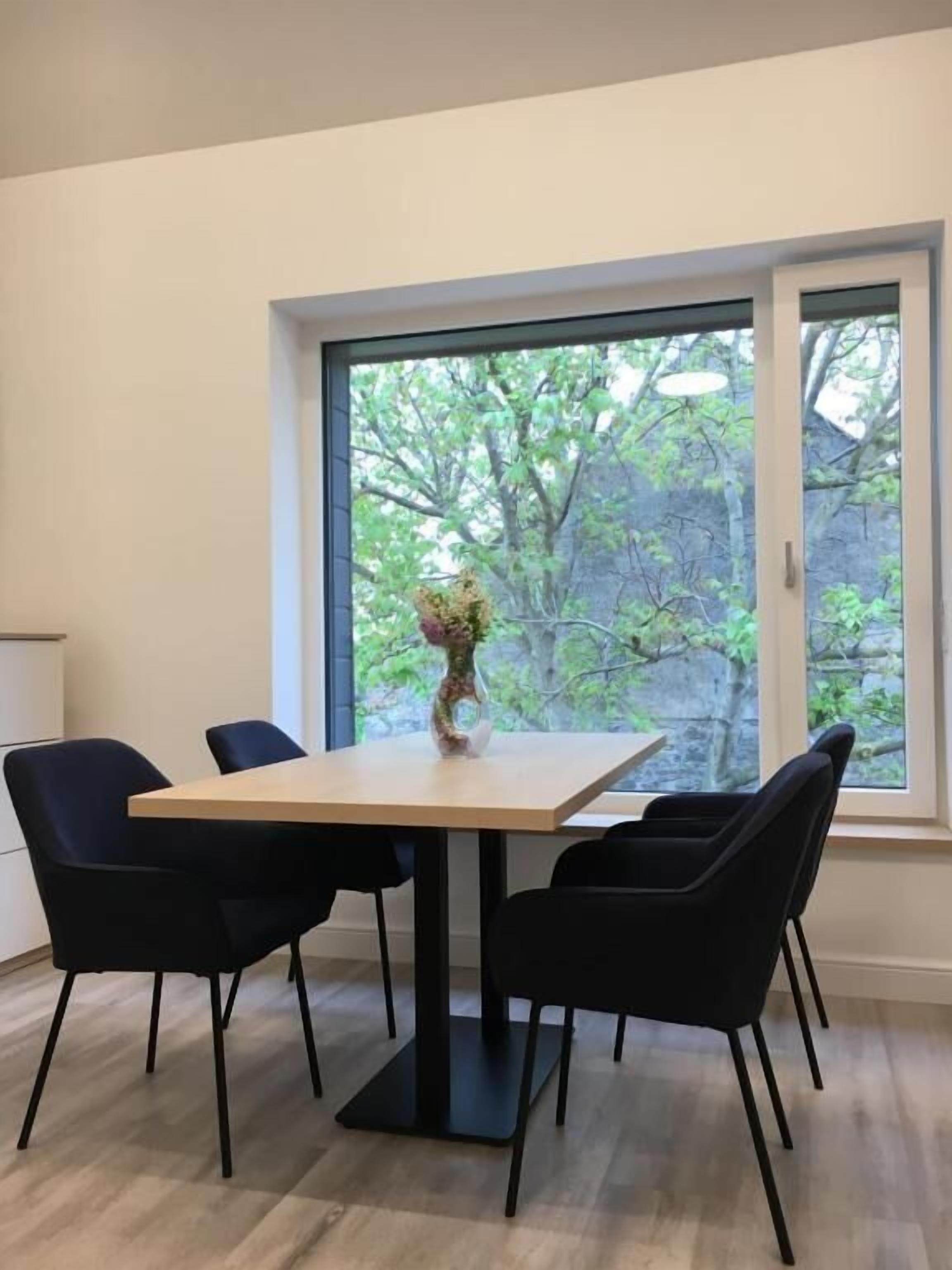 Familienzimmer, Blick auf den Innenhof | Speisen