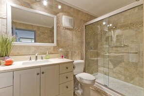 Hair dryer, towels - Beachfront condo with Gulf views, 2 pools, hot tub & private beach access! (South Padre Island)