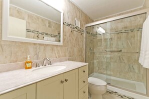Hair dryer, towels - Beachfront condo with Gulf views, 2 pools, hot tub & private beach access! (South Padre Island)