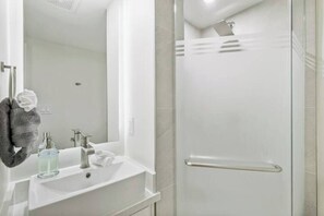 Hair dryer, towels - Beachfront 3BR condo with Gulf views, pool, hot tub & beach patio! (South Padre Island)