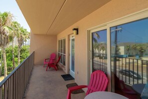 Terrace/patio - Family favorite condo with partial ocean views, pool, hot tub & beach access! (South Padre Island)