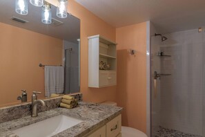 Hair dryer, towels - Family favorite condo with partial ocean views, pool, hot tub & beach access! (South Padre Island)