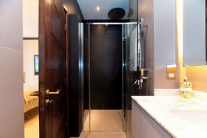 Shower, hair dryer, bidet, towels - Luxury Family Home with Garden in West Kensington - 2 Mins to Tube - Pass the Keys (Londonderry)