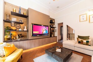 TV - Luxury Family Home with Garden in West Kensington - 2 Mins to Tube - Pass the Keys (Londonderry)