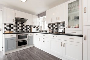 Fridge, oven, dishwasher, toaster - Riverside Serenity near Kingston and Hampton Court - Pass the Keys (Surbiton)