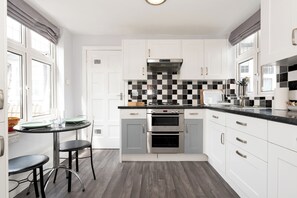 Fridge, oven, dishwasher, toaster - Riverside Serenity near Kingston and Hampton Court - Pass the Keys (Surbiton)