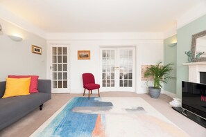 TV - Riverside Serenity near Kingston and Hampton Court - Pass the Keys (Surbiton)