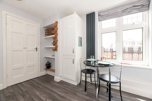 Dining - Riverside Serenity near Kingston and Hampton Court - Pass the Keys (Surbiton)