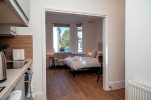 Iron/ironing board, free WiFi, bed sheets - The Ivory Suite- Stylish Central Croydon Apartment - Pass the Keys (Croydon)