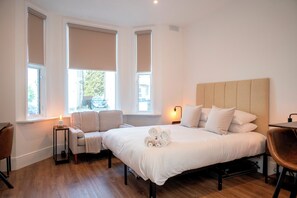 Iron/ironing board, free WiFi, bed sheets - The Ivory Suite- Stylish Central Croydon Apartment - Pass the Keys (Croydon)