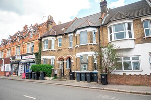 A row of terraced houses with a shop on the ground floor. - The Ivory Suite- Stylish Central Croydon Apartment - Pass the Keys (Croydon)