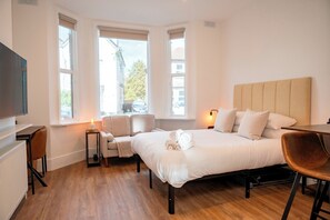 Iron/ironing board, free WiFi, bed sheets - The Ivory Suite- Stylish Central Croydon Apartment - Pass the Keys (Croydon)
